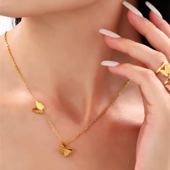 Chic Gold Butterfly Pendant Necklace - Picture 1 of 7